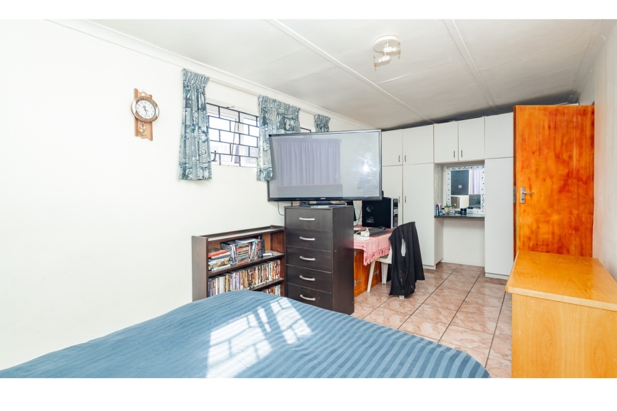 5 Bedroom Property for Sale in Avondale Western Cape